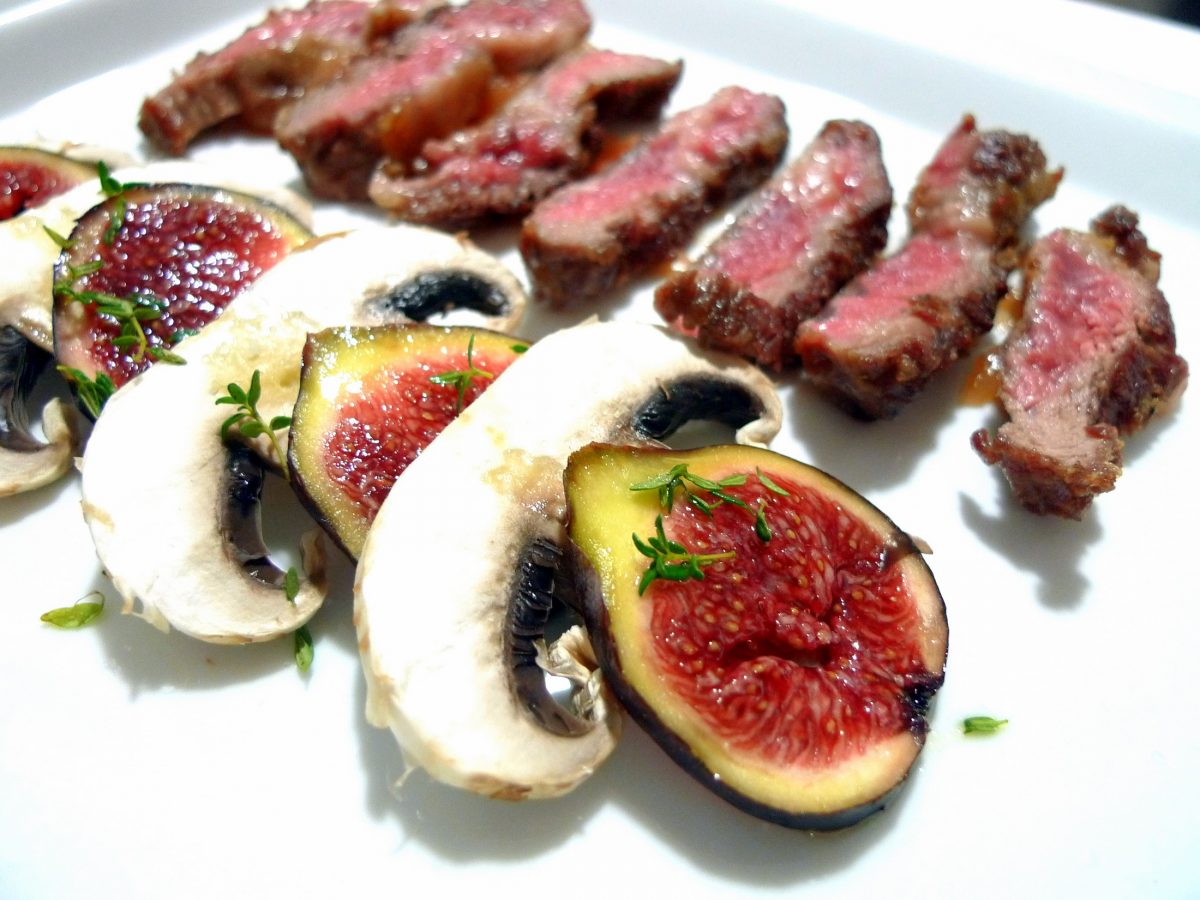 Pluma ibérica con higos y champiñones